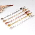 Vue détaillée de fermoirs mousquetons colorés avec extensions en forme de cœur sur blanc - Étiquette Cœur Lisse + 902 Fermoir Mousqueton