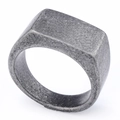 Detalle del anillo de sello rectangular de acero inoxidable con textura desgastada - US 7 / Plata antigua
