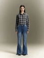 Detail der High Waist Schlagjeans mit ausgefranstem Saum und blauer Vintage Waschung - S / Blau