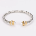 Macro-opname van de zilveren kabelarmband met gouden accenten, parels en glanzende kristallen - Zilver Gedraaide Draad Goud Uiteinden