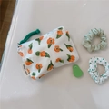 Detailansicht der Stofftasche mit Tulpendruck und grünem gewebtem Reißverschlusszug - Weißer Boden mit orangefarbenen kleinen Blumen