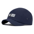 Gorra camp de 5 paneles azul oscuro con parche de marca y ojales sobre fondo blanco liso - Azul marino