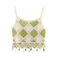 Dettaglio del crop top all'uncinetto con motivo a rombi verdi e nappe decorative - XS / Verde