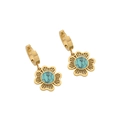 Gouden bloemoorbellen met ingelegde turquoise stenen op een witte achtergrond - Oorbellen (Stijl 3)