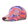 Détail de la casquette tie-dye colorée avec structure à 6 panneaux et bouton orange vif - Réglable / Violet Graffiti