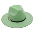 Dettaglio del cappello Fedora verde menta con cinturino in pelle nera e fibbia dorata - Taglia unica / Verde