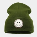 Dettaglio del berretto in maglia verde scuro con toppa ricamata a sorriso - Taglia unica / Verde Militare