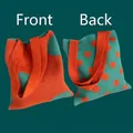 Vista fronte e retro della borsa tote chic in maglia con colori a contrasto e pois - Arancione e Verde Reversibile Pois