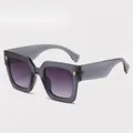 Gafas de sol cuadradas con montura gris translúcida y lentes de color degradado púrpura - Montura Gris Lente Gris