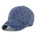 Detailansicht der dunkelblauen Denim-Baseballkappe mit ausgefranstem Rautenmuster - Verstellbar / Dunkelblau