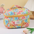 Dettaglio ravvicinato della borsa trucco trapuntata a fiori con manico e etichetta vintage - Graffiti