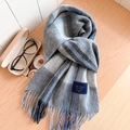 Écharpe à carreaux en laine 100% bleu et gris, pliée avec soin sur une surface en bois - Standard Anglais-39# Moyen Gris Bleu