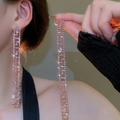 Détail de boucles d'oreilles à pompons en strass roses avec motif grec géométrique - Rose (112# Style Gland Strass Clé Grecque)
