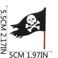 Detailoverzicht van de afmetingen van zwarte piraat schedel geborduurde patch 5,5cm bij 5cm - W1LF-062-01