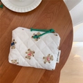 Dettaglio mini pochette in cotone trapuntato con motivo orso e tirante zip verde - Orso a Righe