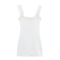 Elegante abito bianco senza maniche in maglia con volant e perle sull'orlo - S / Bianco