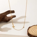 Minimalistische 18K vergoldete Edelstahl Kreuzhalskette mit Zirkonia auf Holzdekor - Kreuz Kette (Gold)