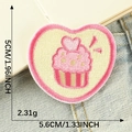 Toppa ricamata a forma di cuore con cupcake rosa adesivo per vestiti 5,6x5cm - Cuore Cupcake (B1L-C-1-7)