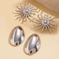 Set di orecchini in metallo a girasole e ciottolo argento su sfondo beige neutro - Combinazione di Raggi di Sole e Ciottoli / Argento (Set da 4 pezzi)