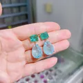 Macro detail van smaragdgroene en kristalblauwe druppeloorbellen met goudkleurige plating - Verguld Gemengde Kleur (S925 Zilver Stift)