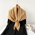 Elegante pañuelo cuadrado de algodón y lino caqui anudado sobre top negro para verano - Caqui