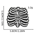 Detail van de geborduurde ribbenkast-patch in zwart-wit met precieze afmetingen en afwerkingen - Menselijke Ribben (2#)