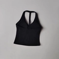 Detail eines schwarzen Sport-BHs mit Y-Rücken, tiefem V-Ausschnitt und elastischem Stoff - S / Schwarz