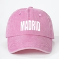 Nahaufnahme der rosa gewaschenen Baumwollkappe mit weißem MADRID Buchstabenaufdruck - Verstellbar / Rosa