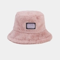 Gros plan sur un bob en fausse fourrure rose avec écusson brodé Make It Happen violet - M (56-58cm) / Rose