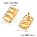 Détail de boucles d'oreilles dorées rectangulaires avec texture concave et fermoir à tige - Doré