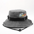 Détail de la broderie train et cordon noir sur un chapeau soleil en denim enfant - L (58-60cm) / Train de Dessin Animé-Noir