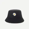 Detailopname van een zwarte vissershoed met wit madeliefje borduursel aan de voorkant - M (56-58cm) / Zwart