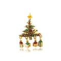 Goldene Weihnachtsbaum-Brosche mit buntem Emaille und hängenden Geschenk-Anhängern auf weiß - Weihnachtsbaum mit Geschenkbox (YNCP7812)