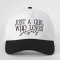 Dettaglio del ricamo Just A Girl Who Loves Jesus sul berretto da baseball in cotone bianco - Splicing Bianco e Nero