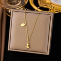 Goldene Halskette mit Kalebassen Anhänger und Glücksbringer auf einer Box - Glückskürbis Halskette (Gold)