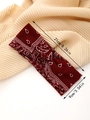Detailansicht des weinroten Sport Stirnbands mit Paisley-Muster und Größenangaben - Weinrot Paisley