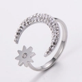 Anello aperto in argento con motivi a mezzaluna e stella decorati con zirconi bianchi - US 6 / Stile Stella / Color Acciaio