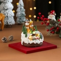 Leuchtende Weihnachts-Schneeburg aus Harz mit warmen LED-Lichtern und Schneemann-Detail - Drei-Dach-Modell