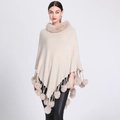 Dettaglio del poncho beige in maglia con collo in pelliccia sintetica e pompon - Taglia unica / Beige