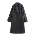Détail d'un manteau long gris foncé montrant les boutons croisés et la bride au poignet - XS / Gris