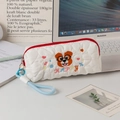 Dettaglio dell'astuccio trapuntato bianco con ricamo a cane e cerniera rossa - Cane con Occhiali