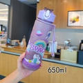 Detail van paarse 650ml astronaut waterfles met draagriem en cartoon afbeeldingen - 650ml / Paars