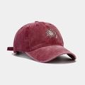 Détail de casquette de baseball bordeaux délavée avec broderie soleil et lune vintage - Réglable / Bordeaux
