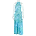 Dettaglio del vestito lungo smanicato in mesh con stampa astratta effetto marmo blu-verde - S / Verde