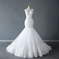 Elegante abito da sposa a sirena bianco con scollo a V e ricami in pizzo dettagliati - US 2 / Bianco