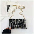 Detalle del bolso sobre con patrón de cocodrilo y cadena dorada sobre camisa blanca - Negro