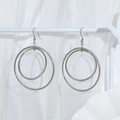 Pendientes minimalistas de doble círculo con acabado en acero inoxidable plateado - Colgante de Doble Aro Color Acero
