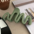 Moderne golvende matte saliegroene haarklem voor dames in een minimalistisch design - Groen