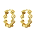Gouden geometrische oorbellen met micro-ingelegde zirkoonstenen op witte achtergrond - Geometrische Rhombus Stijl / Goud