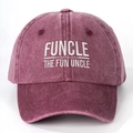 Gros plan sur la broderie FUNCLE d'une casquette de baseball vintage en coton lavé bordeaux - Taille unique / Bordeaux